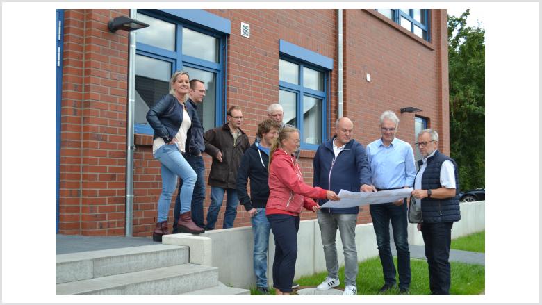 Arno Thalmann erläutert die Baupläne der Mensa und der Anlage Von rechts: Joachim Otten, Arno Thalmann, Thomas Metz, Wiebke Wolters, Jürgen Behlmer, Sebastian Eggers, Dirk Schlüter, Axel Heller, Anja Clausjohannes